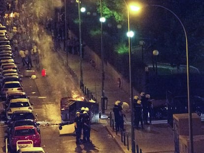 La policia durante los disturbios provocados por cientos de j&oacute;venes en el concierto MTV Madrid Beach. 