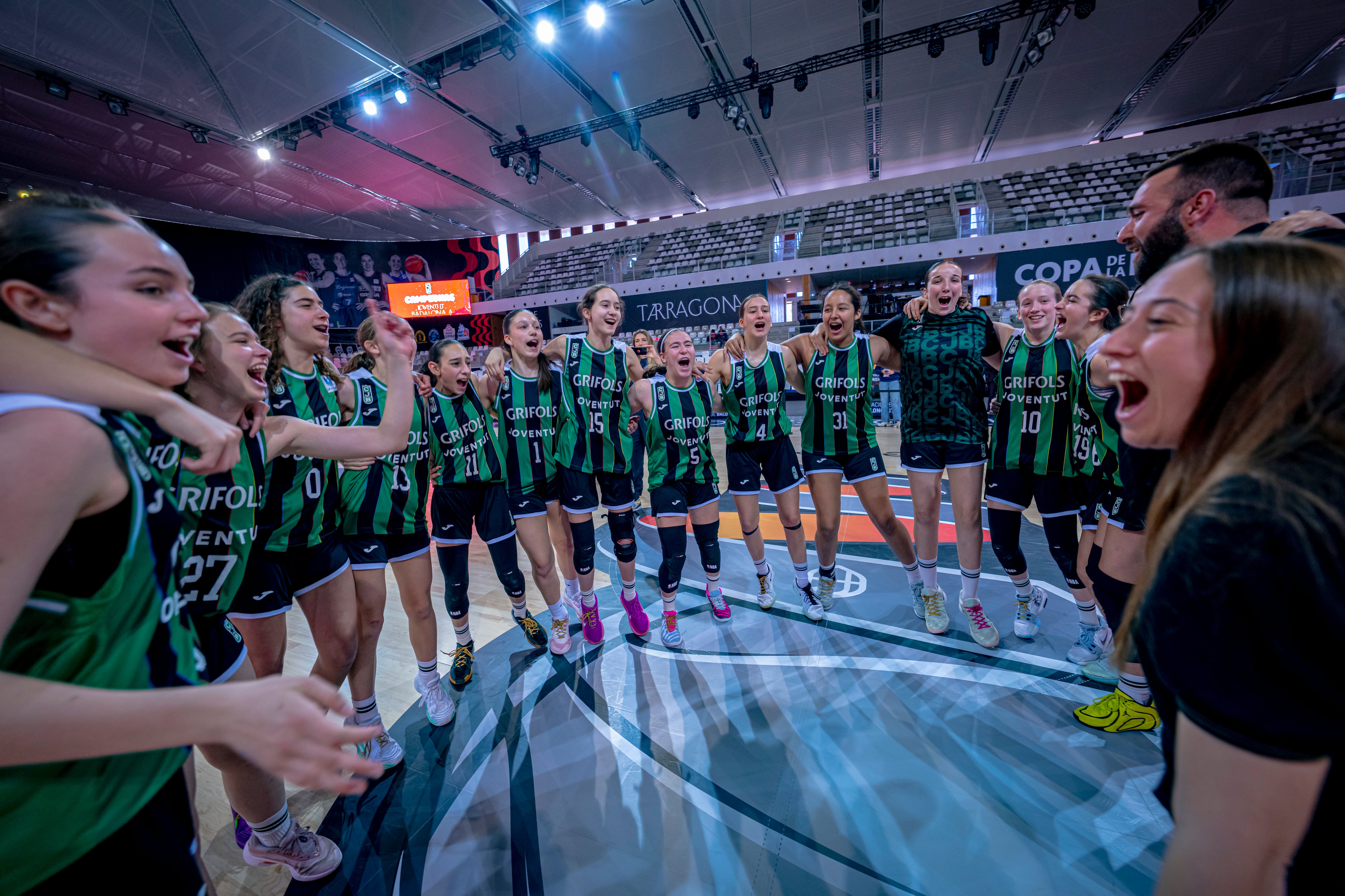 Las jugadoras del Joventut de Badalona celebran tras la victoria de la Minicopa LF Endesa 2026.