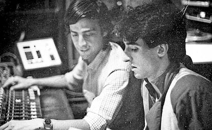 El ingeniero de sonido José María Díez y Ramoncín durante una de las sesiones de grabación de “Corta!” 
