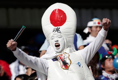 Un aficionado japonés, disfrazado de bandera nacional de su país, espera el arranque del partido frente a Camerún.