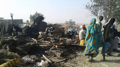 Desplazados del campo de Rann (Nigeria), junto a tiendas destruidas por el ataque del Ejército, este martes.