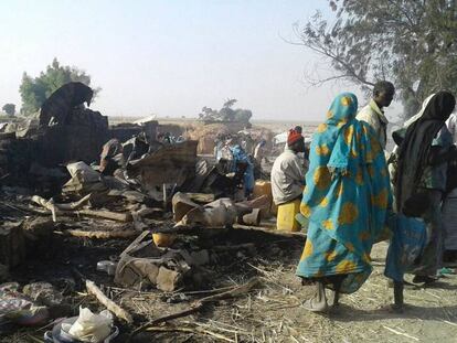 Desplazados del campo de Rann (Nigeria), junto a tiendas destruidas por el ataque del Ejército, este martes.