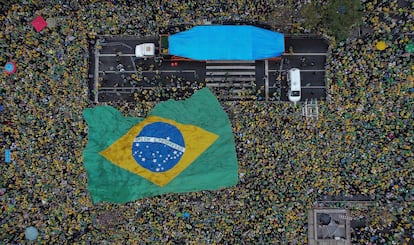 Seguidores del presidente Bolsonaro desplegaron una enorme bandera en el bicentenario de la Independencia.