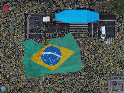 Seguidores del presidente Bolsonaro desplegaron una enorme bandera en el bicentenario de la Independencia.