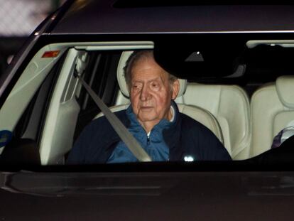 Don Juan Carlos, anoche, tras aterrizar en Vigo, donde fue recibido por su amigo Pedro Campos, al volante del coche de la foto.