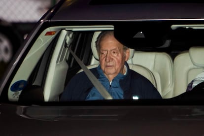 Don Juan Carlos, anoche, tras aterrizar en Vigo, donde fue recibido por su amigo Pedro Campos, al volante del coche de la foto.