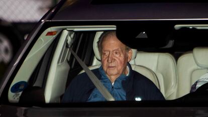 Don Juan Carlos, anoche, tras aterrizar en Vigo, donde fue recibido por su amigo Pedro Campos, al volante del coche de la foto.