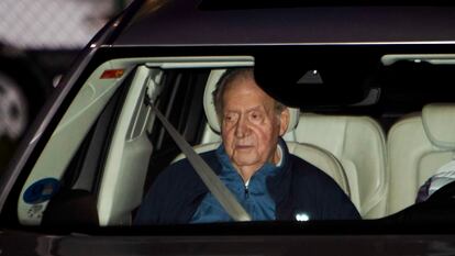 Don Juan Carlos, anoche, tras aterrizar en Vigo, donde fue recibido por su amigo Pedro Campos, al volante del coche de la foto.