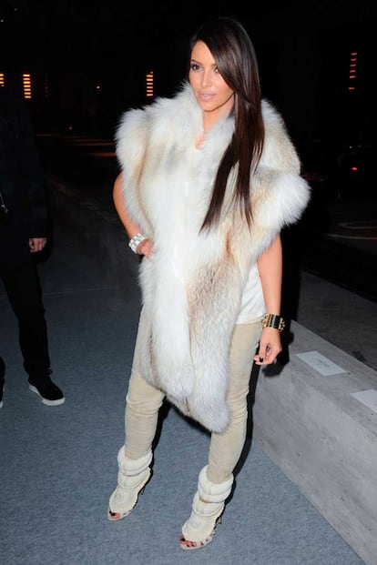 Kim Kardashian no puede dejar de hacer gala de su riqueza. Así fue al último desfile de Kanye West, otro rey del bling bling, vestida enteramente del diseñador-rapero con las prendas más ostentosas de su repertorio.