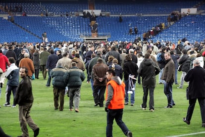 El 12 de diciembre de 2004, ante una amenaza de bomba, los asistentes fueron evacuados del estadio Santiago Bernabéu, durante la celebración del partido de Liga de Primera División disputado entre el Real Madrid y la Real Sociedad. Ya para el inicio de los 2000, el aforo del estadio era de aforo es de 81.044 localidades.