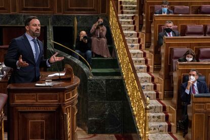 Spanish Prime Minister Pedro Sanchez (r) listens to Spain's far-right Vox party leader Santiago Abascal during today's debate in Congress.