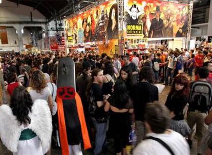 Asistentes al Salón del Cómic el sábado por la tarde.