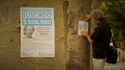 Shlomo Slutzky pega carteles en el barrio de Teodoro Aníbal Gauto en la localidad israelí de Kiriat Bialik, en 2019.