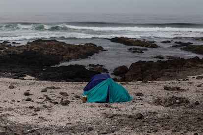 Tiendas improvisadas por los migrantes venezolanos en el borde costero de la playa de Cavancha, en Iquique.