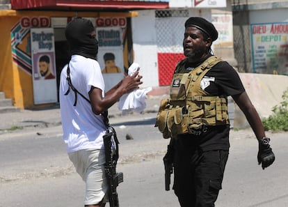 Un pistolero se dirige al expolicía Jimmy 'Barbecue' Chérizier, tras un encuentro con la prensa, el día 11 en Puerto Príncipe, la capital de Haití.