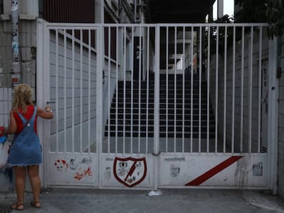 Una mujer cierra uno de los accesos al estadio del Rayo Vallecano.