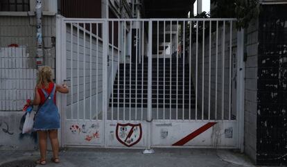 Una mujer cierra uno de los accesos al estadio del Rayo Vallecano.