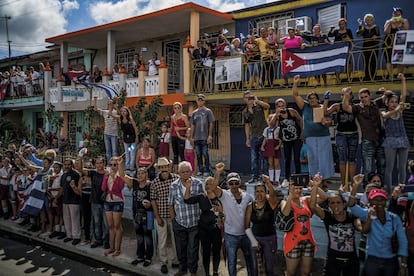 En los márgenes del camino se agolpaba gente que había hecho un largo camino para despedir al líder revolucionario.