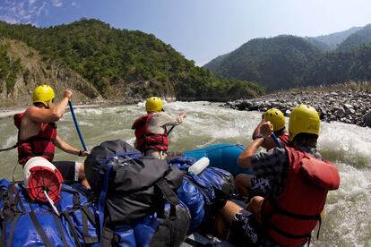 Nepal es uno de los principales destinos del mundo para practicar rafting y kayak. El río Bhote Kosi, alimentado por el deshielo de las cimas del Himalaya, permite hacer descensos en aguas bravas que vienen directamente del Tíbet. Aún mejor son las propuestas de navegación de varios días en ríos como el Karnali, Tamur y Sun Kosi (en la foto), que recorren algunos de los rincones más remotos de Nepal.