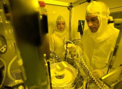 Dos trabajadores del centro tecnológico Inasmet-Tecnalia, de San Sebastián.