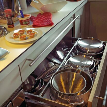 Antes de ponerse a los fogones, el novato debe llenar la despensa y organizar los utensilios de cocina. Lo mejor, tener a mano solo lo imprescindible y dejar espacio para trabajar.