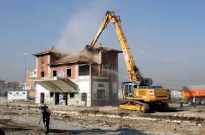 Demolición de los viejos cuarteles del barrio madrileño de Campamento. EFE/Archivo