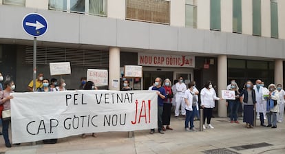 Profesionales sanitarios y vecinos exigen ampliar el CAP del barrio Gòtic de Barcelona.