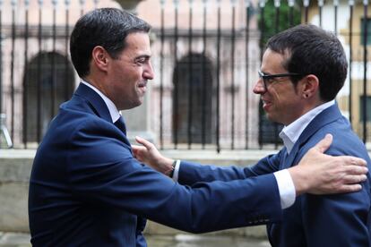 El lehendakari, Imanol Pradales (a la izquierda), recibe la felicitación del líder de EH-Bildu, Pello Otxandiano (EH Bildu), este sábado en la Casa de Juntas de Gernika.