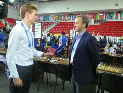 Arkadi Dvórkovich, entrevistado por una televisión rusa