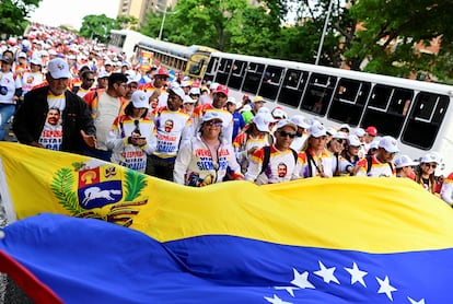 La política más popular de Venezuela, María Corina Machado, no pudo presentarse a las elecciones al haber sido inhabilitada por la autoridad electoral, aunque su popularidad y su protagonismo en la campaña han hecho de ella el principal motor de la candidatura antichavista.

