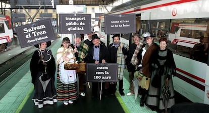 Ciudadanos de Salvem el Tren a su llegad a Valencia desde Alcoi.