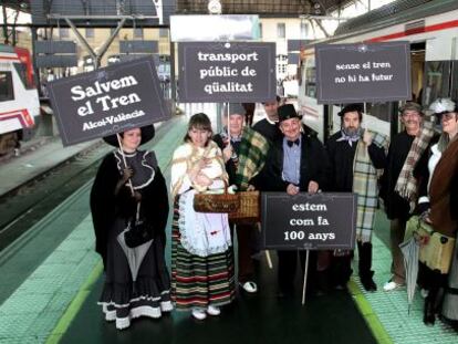 Ciudadanos de Salvem el Tren a su llegad a Valencia desde Alcoi.