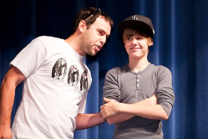 Justin Bieber with Scooter Braun on August 5, 2010. 