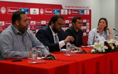 Ernesto Valverde, junto al presidente del Olympiacos Vangelis Marinakis, durante la rueda de prensa