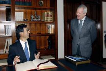 El presidente de la Comunidad Autónoma de Murcia, Ramón Luis Valcárcel (d), al inicio de la reunión que ha mantenido hoy en su despacho del palacio de S. Esteban de Murcia, sede del ejecutivo regional, con el embajador de Japón en España, Satoru Satoh (i).