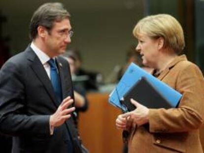 La canciller alemana, Angela Merkel, habla con el primer ministro portugués, Pedro Passos Coelho, ayer durante la cumbre extraordinaria para negociar el presupuesto plurianual para 2014-2020, en Bruselas (Bélgica).