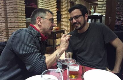 Juan Carlos Monedero conversa con Alberto Garzón en una cena en Córdoba.