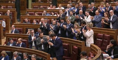 Los diputados de Ciudadanos aplauden a Albert Rivera, en el Congreso.