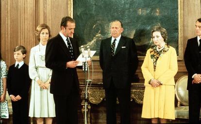 Don Juan de Borbón (c) cedes his dynastic rights to his son Juan Carlos (at the microphone).