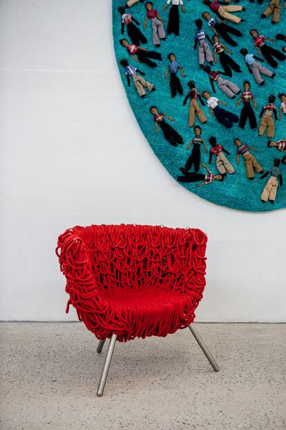 La silla Vermelha (roja) está fabricada con metros de cuerda. Es una de sus obras emblemáticas.