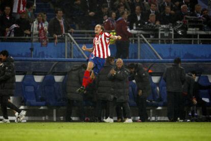 Forlán celebra el primer gol del Atlético.