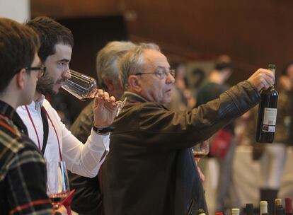 Varios asistentes al Salón Bizkai-Vinos prueban,ayer, los caldos.