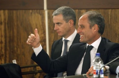 Former Valencia regional premier Francisco Camps (r) reacts after being found not guilty in the G&uuml;rtel corruption case. 