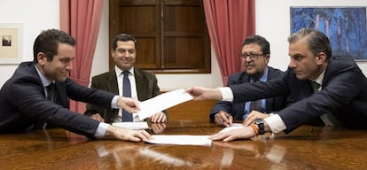 Dirigentes del PP y de Vox sellan el pacto en el Parlamento de Andalucía, el 9 de enero. 