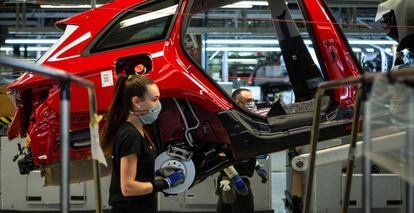 Trabajadores en la línea de montaje de la planta de Seat en Martorell (Barcelona).