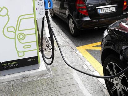 Un coche eléctrico cargando en una electrolinera en Bilbao.