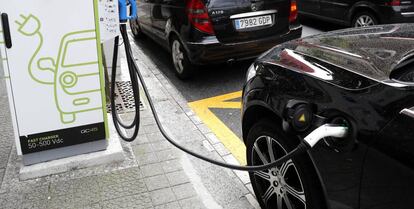 Coche eléctrico cargando en una electrolinera