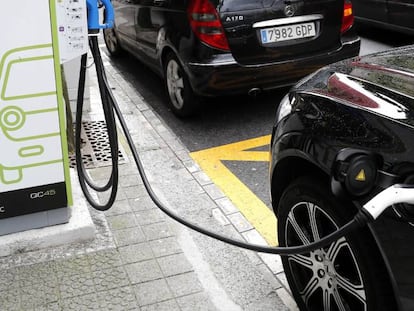 Un coche eléctrico cargando en una electrolinera en Bilbao.