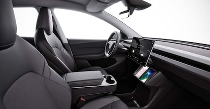 Interior de un Tesla barato