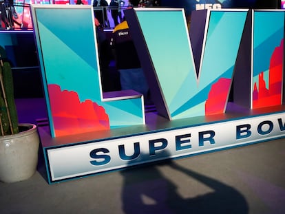 Phoenix (United States), 09/02/2023.- A fan takes a photo of the LVII Super Bowl signage on display during the NFL Experience at the Phoenix Convention Center in Phoenix, Arizona, USA, 09 February 2023. The Philadelphia Eagles and the Kansas City Chiefs will play in Super Bowl LVII at State Farm Stadium in Glendale, Arizona, USA on 12 February 2023. (Estados Unidos, Filadelfia, Fénix) EFE/EPA/CAROLINE BREHMAN
